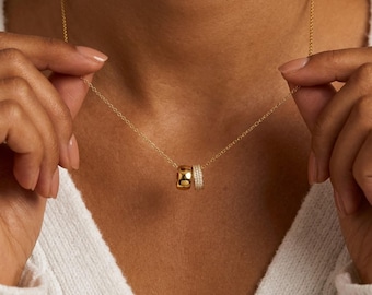 Collar con colgante de doble anillo de acero inoxidable chapado en oro de 14 quilates • Anillo estrecho y ancho con incrustaciones de diamantes de imitación • Regalo minimalista para ella