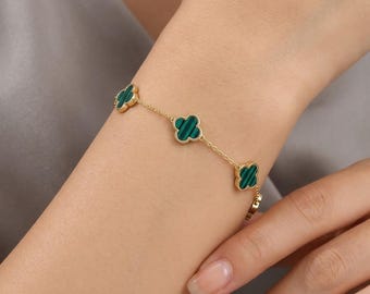 Elegante pulsera de trébol verde, joyería de flor de cinco pétalos dorada para mujer, dije minimalista de cuatro hojas, regalo de lujo versátil, estilo chic para el día a día.