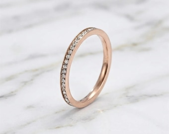 Anillo de lujo con circonita cúbica y diseño de eternidad - Anillo apilable en oro, plata y oro rosa para hombre y mujer - Joyería unisex de gran impacto