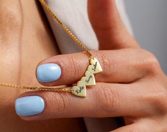 Collar personalizado de triple corazón para mamá - Joyería personalizada de oro con nombre familiar - Delicado regalo para el Día de la Madre - Collar con dije grabado para ella