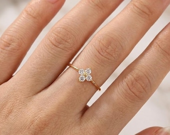 Anillo de plata de ley 925 con diseño de trébol de cuatro hojas - Elegante joya de la suerte con incrustaciones de circonita - Regalo sencillo y minimalista para ella - Aniversarios