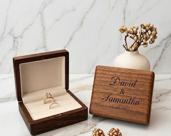 Caja para anillos de nogal personalizada / Regalo de compromiso o boda con nombre y fecha personalizados / Elegante caja de terciopelo para guardar anillos con una sola ranura