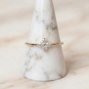 Anillo de plata 925 con trébol de cuatro hojas y circonitas, joyería sencilla y elegante estilo mármol, regalo minimalista apilable para aniversario.