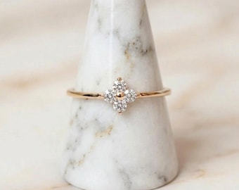 Anillo de plata 925 con trébol de cuatro hojas y circonitas, joyería sencilla y elegante estilo mármol, regalo minimalista apilable para aniversario.