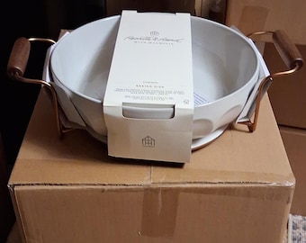 Fuente para hornear Hearth and Health con rejilla para servir y asas de madera.