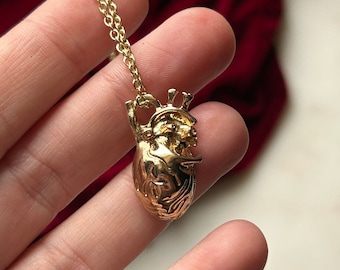 BEATING HEART deluxe charm pendant necklace in gold stainless steel anatomical realistic heart necklace