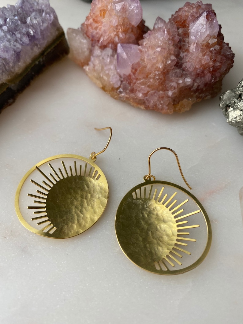 Pendientes colgantes ligeros You are my Sunshine Gold, joyería celestial con diseño de sol martillado, pendientes de acero inoxidable, regalo para la graduación de mamá. imagen 2
