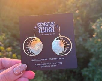 Sie sind mein Sonnenschein Gold baumeln leichte Ohrringe, gehämmert Sonne himmlischen Schmuck, Edelstahl Ohrringe, Geschenk für ihre Mutter Abschlussfeier