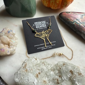 LUNA モスゴールドステンレススチールエメラルドワイヤーラップクリスタルストーンネックレス彼女へのギフト繊細な虫ジュエリー自然にインスパイアされた女神ヒッピー