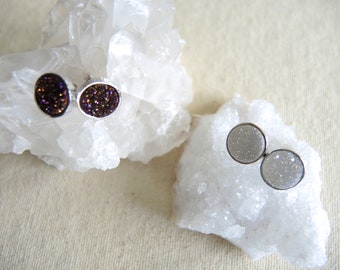 Druzy Ohrstecker: Rhodium Coated Sterling Silber Gehämmerte Bezel Ohrstecker Achat Druzy Rund 8 mm Mystic White & Plum
