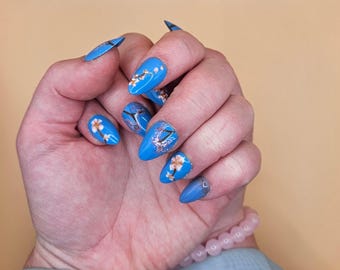 Unhas postiças pintadas à mão com estampa de céu azul e flores de cerejeira