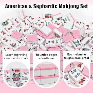 Pu&ograve; includere: Un set di Mahjong americano e sefardita composto da tessere bianche con retro rosa. Le tessere mostrano vari caratteri, numeri e simboli in rosso, verde e nero. Il testo sull'immagine include Laser engraving clear card surface, Rounded edges smooth feel e Eco melamine tough and drop-proof.
