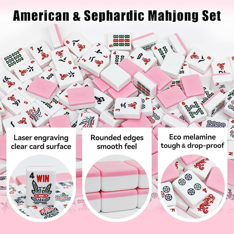 Pu&ograve; includere: Un set di Mahjong americano e sefardita composto da tessere bianche con retro rosa. Le tessere mostrano vari caratteri, numeri e simboli in rosso, verde e nero. Il testo sull'immagine include Laser engraving clear card surface, Rounded edges smooth feel e Eco melamine tough and drop-proof.