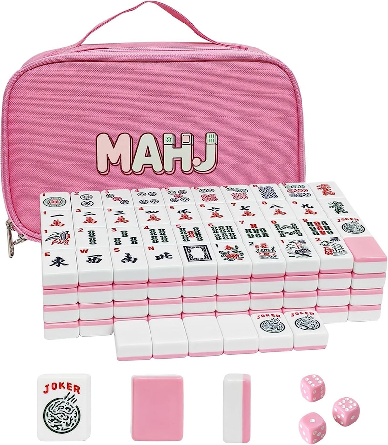 Pu&ograve; includere: Una custodia da trasporto rosa con cerniera e la scritta MAHJ stampata sul davanti, accompagnata da un set di tessere da mahjong bianche e rosa con vari caratteri, simboli e disegni joker, insieme a tre piccoli dadi rosa per il gioco.