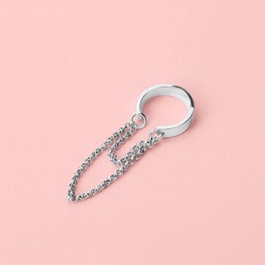 アテナ チェーン イヤーカフ | エッジの効いたコンク ノーピアス カフ イヤリング、スターリングシルバー フェイクピアス、ダブルレイヤー ダングル チェーン、ハギー ラップ