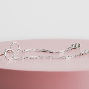 Boucles d'oreilles chaîne Boucles d'oreilles en argent sterling à tige ronde et chaîne Boucles d'oreilles Huggie suspension minimalistes avant-gardistes image 8