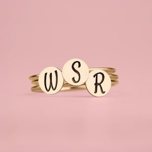 Conjunto de 3 anillos de apilamiento inicial de sello / anillos de letras apilables de disco redondo grabado personalizado en plata, oro o rosa / regalo de esposa de mamá