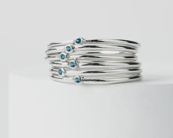 Facettierter Diamant Ring | Winzige Aqua Teal echte Diamanten Stapelbare Band, dünner Sterling Silber Stapelring, minimale Verlobung Hochzeitsgeschenk