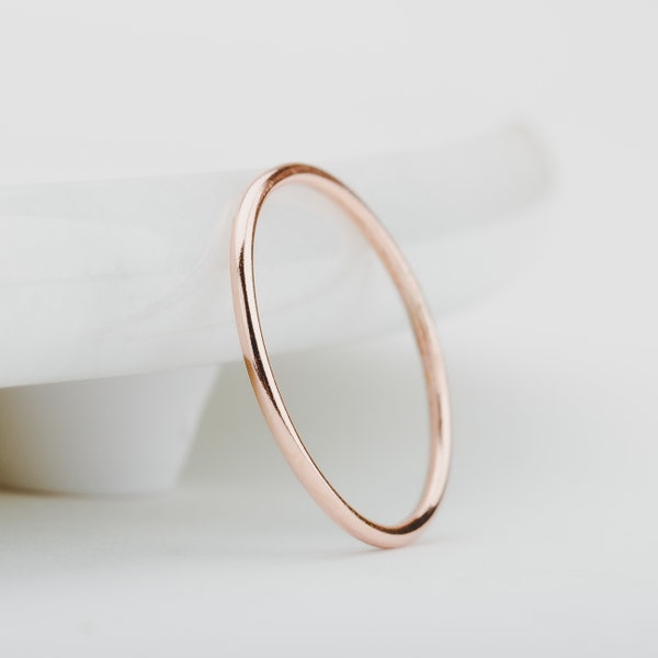 Glatter Stapelring | 14K Rosegold Fill 1mm dünne glatte dünne Ringe stapeln | Komfort Passform | Größen 2-12