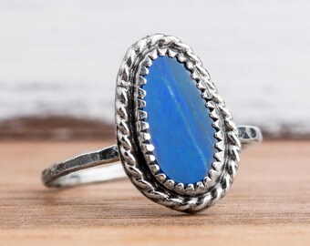 Maat 8,5 Boulder Opal Edelsteenring in sterling zilver met gedraaide rand | Kleine donker koningsblauw geoxideerde Boho Boho Solitaire Ring