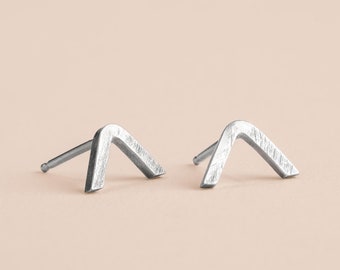 Boucles d'oreilles The Vault | Mini clous d'oreilles chevron en argent sterling | Bijoux minimalistes