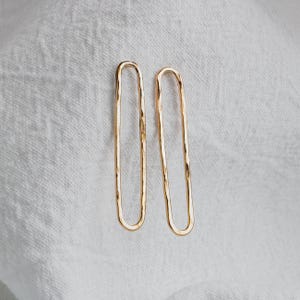 Pendientes de botón con cadena de clip ovalada martillada / Oro, oro rosa o plata / Pendientes de aro largos con bucle ovalado / Minimalista para uso diario