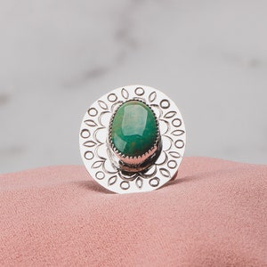 Größe 8.75 Grüner Kingman Türkis Edelstein Ring Aus Sterling Silber Mit Hand Gestempelten Blättern | Riesiger großer Boho Boho Natur Cocktail Ring