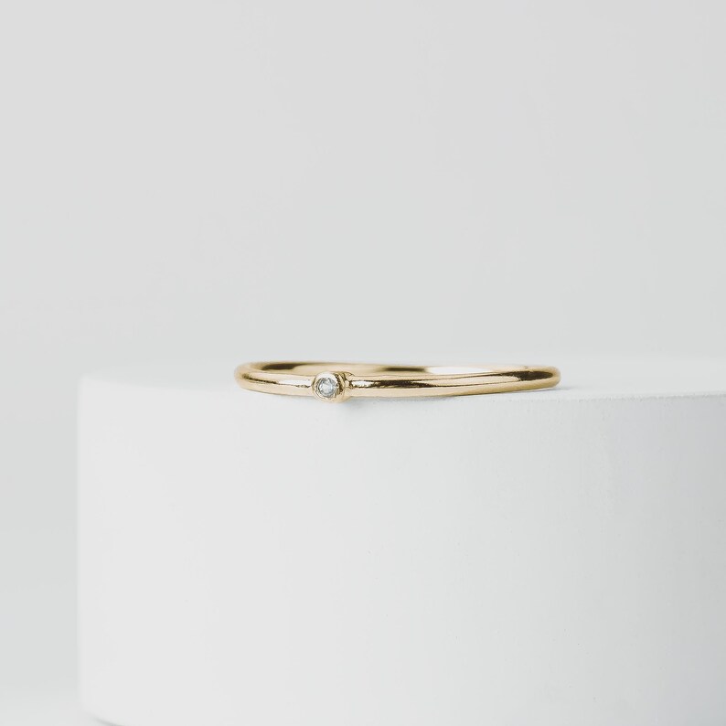 14K massief gouden diamanten stapelring Kleine stapelbare natuurlijke witte diamanten stapelring, minimalistisch jubileumcadeau, bruiloftsverloving afbeelding 5