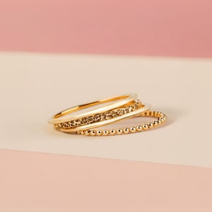 Der Claire-Stapel | 4er Set Stapelringe | Glatte, Boulder und Dot stapelbare Stapelringe | Gold, Rose oder Silber Mixed Gehämmerte Ring Bands