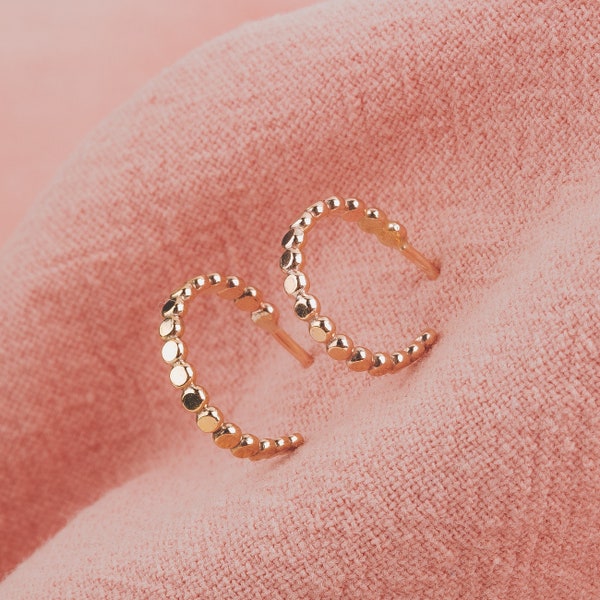 Petites créoles scintillantes | Or, or rose, argent | Huggie Hoops, Mini-créoles en perles, perles et pois | Clous d'oreilles minimalistes martelés pour tous les jours