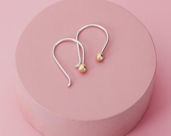 Boucles d'oreilles à pois dorés | Boucles d'oreilles pendantes à petit crochet, argent sterling et or 14 carats en métaux mélangés | Cerceau métallique moderne minimaliste