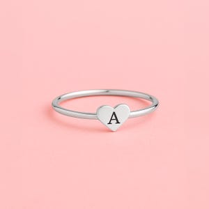 Anillo de corazón Elle / Delicado anillo personalizado con inicial, romántico anillo de sello apilable de plata esterlina, regalo para la familia, la madre y la amistad.