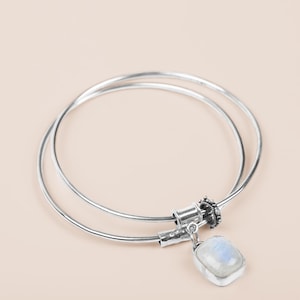 Bracciale rigido con pietra di luna arcobaleno / Bracciale rigido con pietra di luna blu flash / Ciondoli in argento sterling con pietra di luna appariscente e ciondoli orbitanti Fidget
