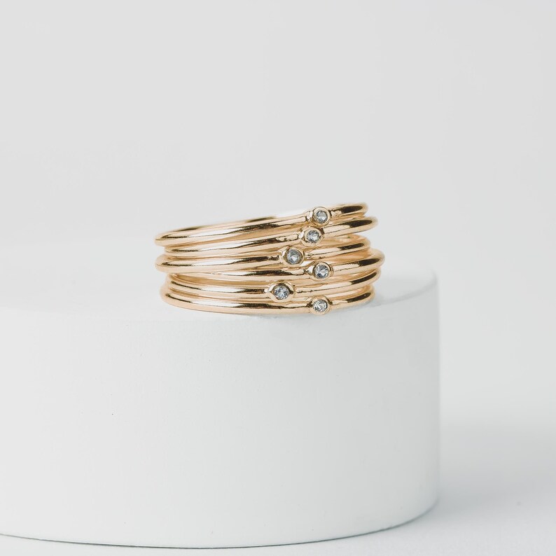 14K massief gouden diamanten stapelring Kleine stapelbare natuurlijke witte diamanten stapelring, minimalistisch jubileumcadeau, bruiloftsverloving afbeelding 2