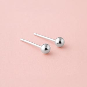 Brincos de bolinha pequenos | Brincos de pino redondos de prata esterlina de 3 mm | Joia minimalista e simples para o dia a dia, um presente perfeito para ela.