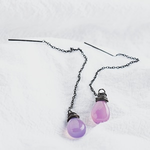 Pendientes de calcedonia morada con cadena de plata de ley con piedras preciosas en forma de lágrima y alambre envuelto. Perforaciones individuales y múltiples.