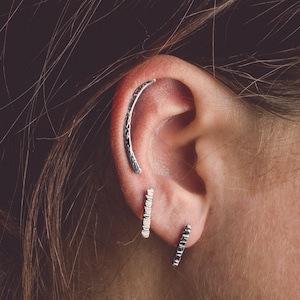 Rohseide Knorpel Bar Ohrring Sterling Silber Lange Gehämmerte Textur Helix Hex Bar Ohrringe Edgy Piercing Schmuck für Frauen und Mädchen Bild 1