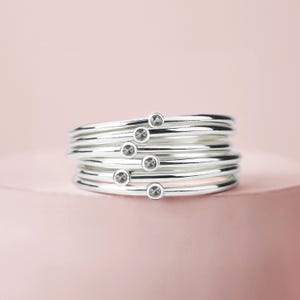 Anillo apilable de diamantes pequeños / Anillo minimalista apilable con diamantes blancos auténticos, en plata de ley, para aniversario, boda, compromiso, regalo para madres.