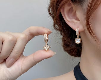 Pendientes vintage de hebilla con forma de trébol de nácar blanco, exquisito colgante de flor de nácar en oro rosa con forma de diamante, regalo para ella.