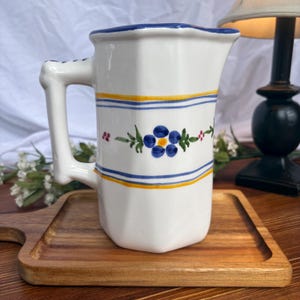 Brocca vintage in ceramica spagnola Padilla CPP dipinta a mano con motivo floreale blu, stile rustico, realizzata in Spagna negli anni '70.