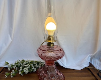 Vintage roze persglas orkaanlamp geëlektrificeerde tafellamp in Victoriaanse stijl