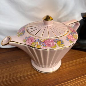 Puede incluir: Un juego de tres tazas de cerámica con un acabado mate moteado. Las tazas son de color crema, marrón claro y marrón oscuro. Cada taza tiene un diseño simple y minimalista y un asa redondeada.