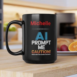 Könnte beinhalten: Ein schwarzer Keramikbecher mit dem Namen Michelle in roter Schrift, gefolgt von dem blauen Text AI, dem weißen Text PROMPT ME, dem orangen Text CAUTION! und dem kleinen weißen Text RESULTS MAY NOT BE WHAT YOU EXPECT.