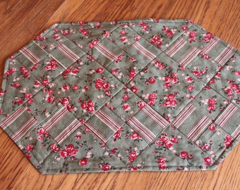 Christmas Placemats Set of 4 Red Green Floral Print Handmade