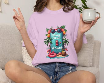 Maglietta con scritta "Modalità Vacanza Attivata" / Palma Tropicale, Fenicottero, Cocco, Atmosfera Estiva