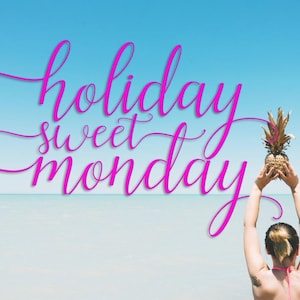 Könnte beinhalten: Vor blauem Himmel und Ozean hält eine Person eine Ananas. Die Worte "holiday sweet monday" sind in rosa Schrift geschrieben. Das Bild hat ein tropisches Urlaubs-Thema.