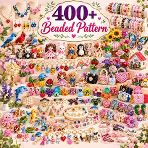 Könnte beinhalten: Eine Sammlung von Perlenarbeiten, darunter Miniatur-Tierfiguren, Blumenarrangements, kleine Handtaschen, Schmuck und Haaraccessoires. Ein zentrales Schild mit dem Text 400+ Beaded Pattern präsentiert eine Vielzahl von farbenfrohen, kunstvollen Perlenmustern.