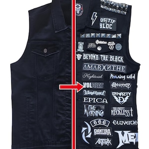 Op de afbeelding: Een zwart spijkergilet met een effen linkerkant en een rechterkant die rijkelijk is versierd met diverse bandpatches, metalen studs op de schouder en zoom, en een klein schedel-embleem op de borst. De tekst METALVEST.FR staat bovenaan.