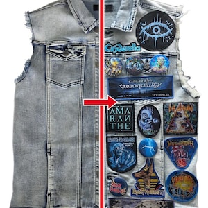 Può includere: Un gilet in denim azzurro lavato all'acido con una collezione di varie toppe di band e spille circolari. Il lato destro mostra loghi ricamati e disegni grafici di gruppi musicali, mentre il lato sinistro rimane in denim semplice.