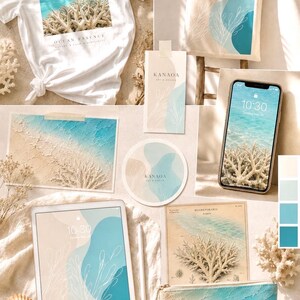 以下が含まれることがあります： 白いTシャツ、トートバッグ、携帯電話、タブレットなど、海とサンゴ礁のデザインが施されたビーチをテーマにした製品のコレクション。化粧ポーチ、ポストカード、コースターも含まれます。カラーパレットは、青、ベージュ、白の色合いです。